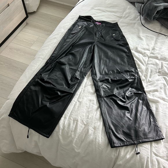 EDIKTED REBEL FAUX LEATHER CARGO OVERSIZED PANTS - Picture 4 of 9